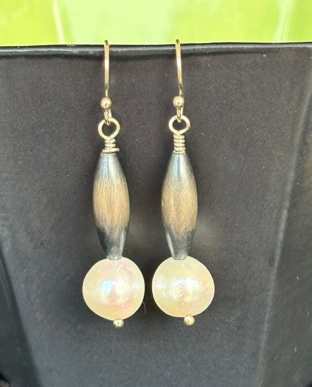 Pair of earrings with Silver and pearls on a dark background